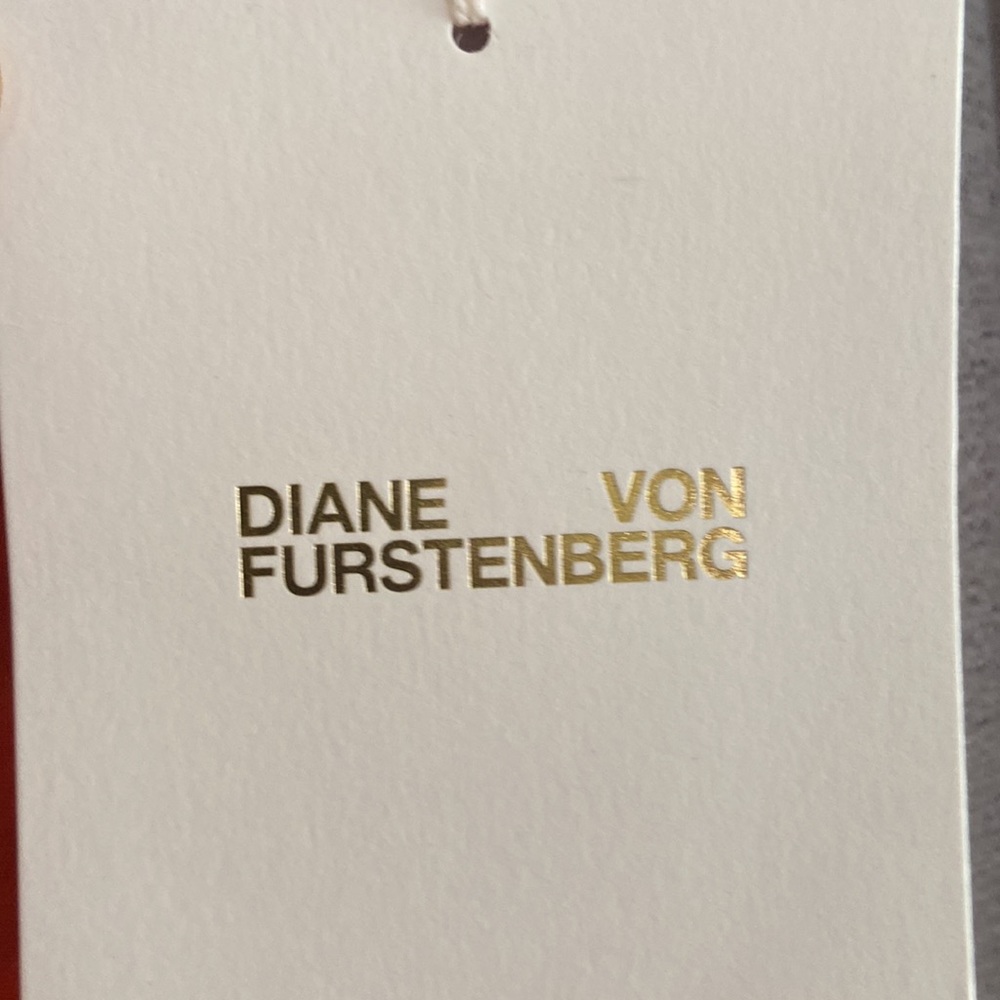 DIANE VON FURSTENBERG size 4 with beautiful white flowers. - Picture 4 of 8